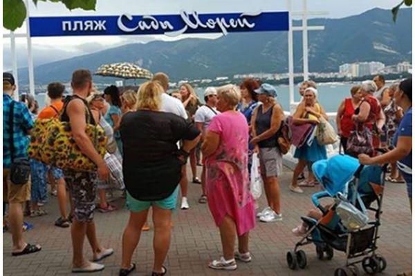 Жители Геленджика требуют закрыть город от туристов