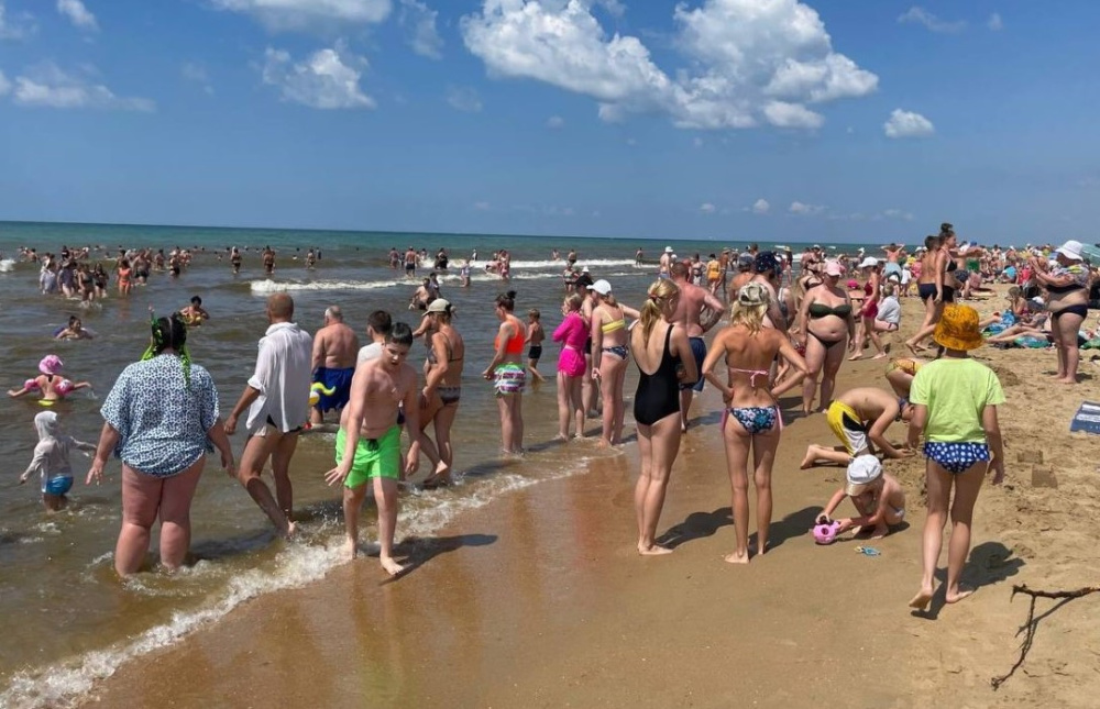 Яблоку негде упасть: туристы заполонили пляжи черноморского побережья Кубани