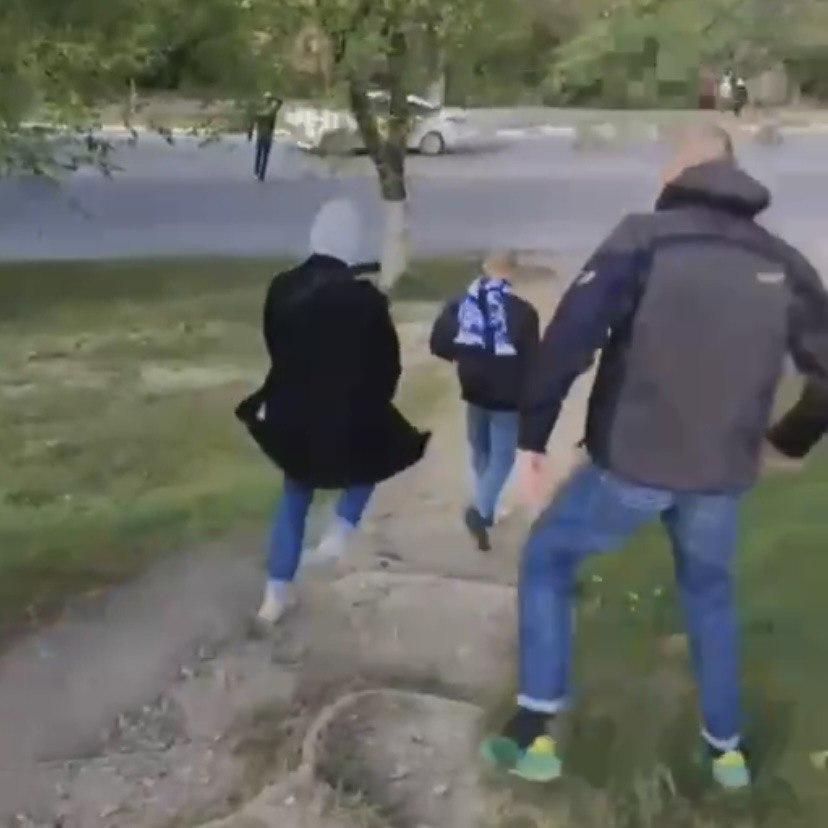 В Новороссийске агрессивная группа подростков нападает на выпивших мужчин 