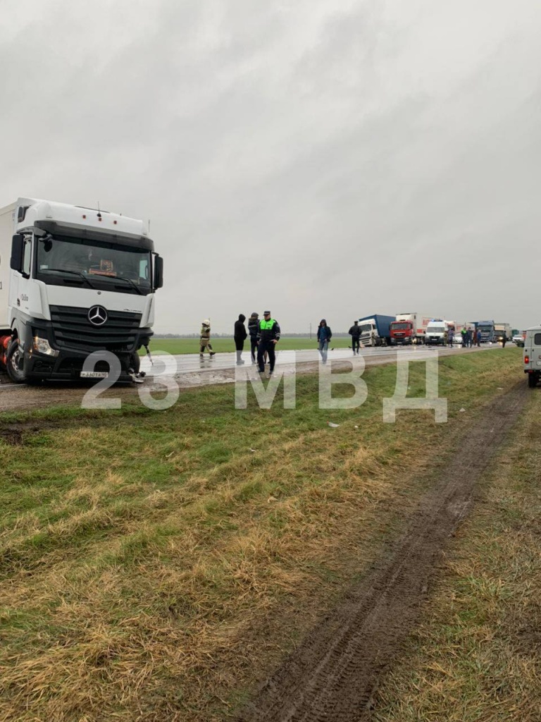 Страшная авария с фурой произошла на мокрой дороге под Усть-Лабинском -  Кубань Информ